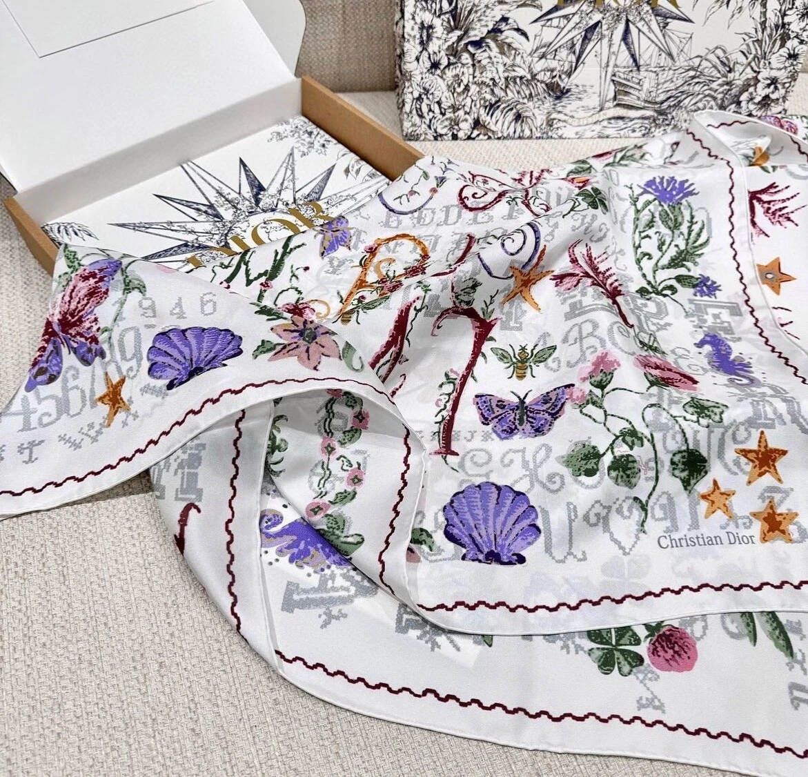 Foulard Christian Dior en soie   100% soie, taille 90x90 multicolore Christian Dior 1947