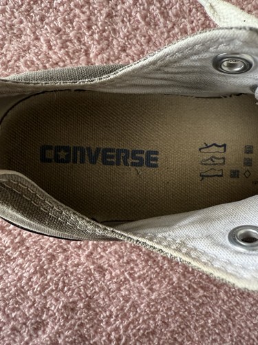 Converse grigie 6.5 rotte nel look grunge - Foto 3 di 9