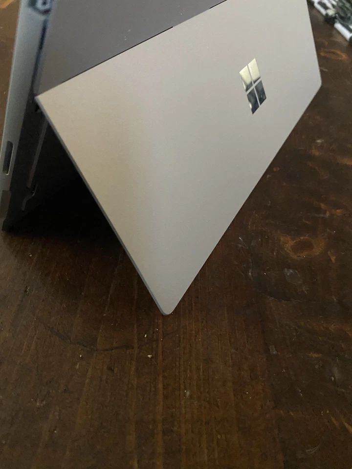 Portátil Microsoft Surface Pro 6, sin teclado, viene con estuche, pantalla con pequeño agujero apagado Foto 2 de 4