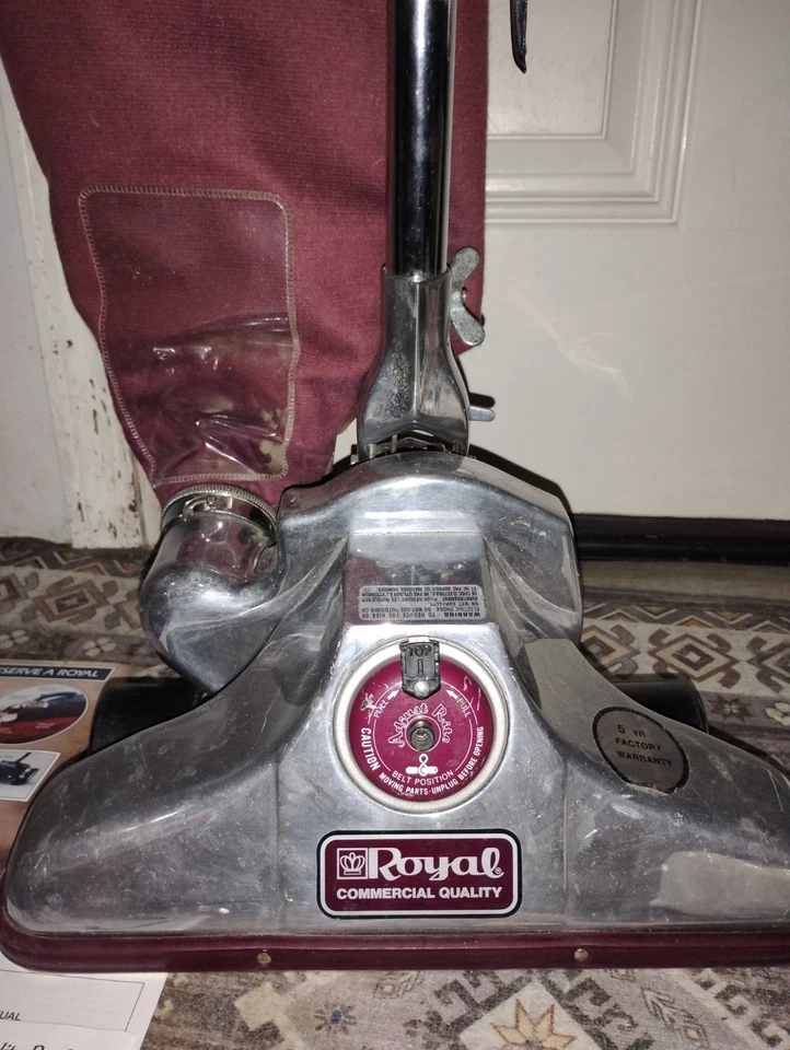 Aspiradora vertical de metal Royal Preferred Collection con bolsas y manuales EE. UU. Foto 4 de 4