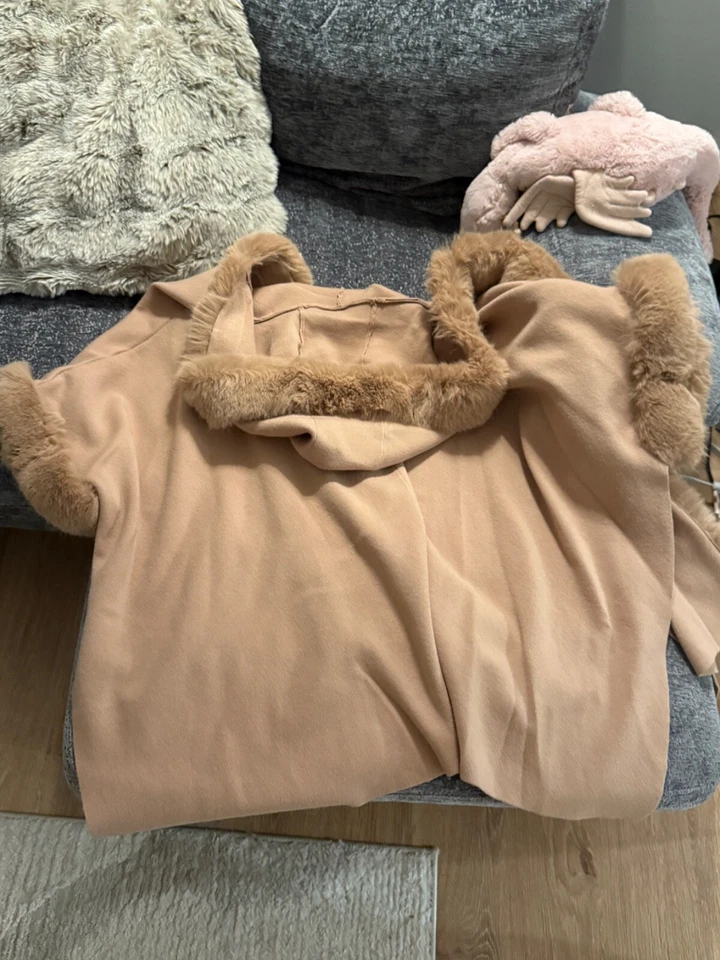 Capa Belle Fare By Ming Yang ribete de piel sintética mezcla de lana talla Uni beige Foto 3 de 3