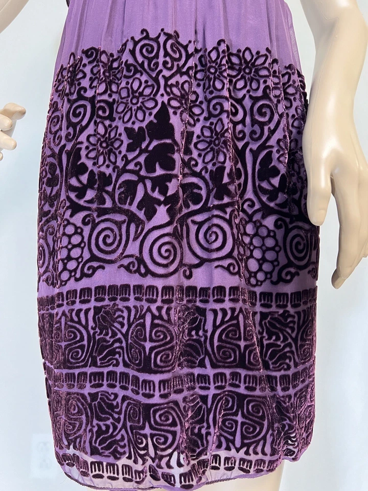 Vestido Chelsea&Violeta para Mujer, Terciopelo Bordado, Un Hombro, Púrpura, Talla XS Foto 3 de 4