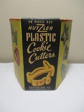 VINTAGE 8 HUTZLER PLASTIC COOKIE CUTTERS IN B...