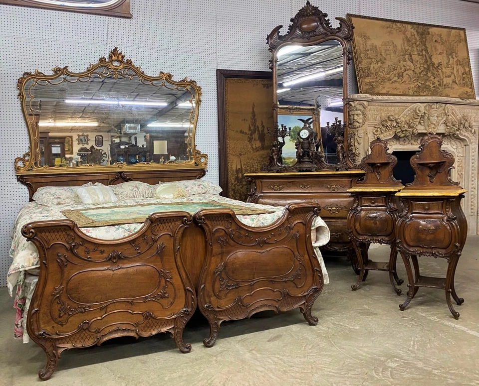 Antiguo juego de dormitorio italiano de cinco piezas de nogal tallado cabecero king C1870 Foto 4 de 4