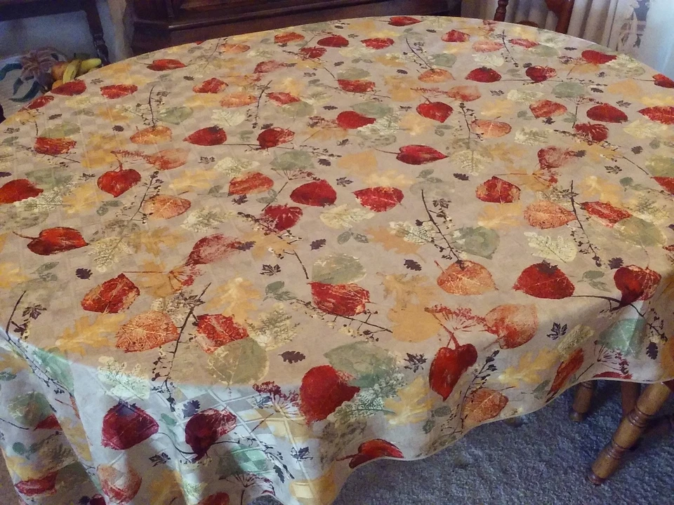 Beautiful 60" x 100" Food Network Tablecloth, 100% Polyester,excellent condition - Image 3 of 4