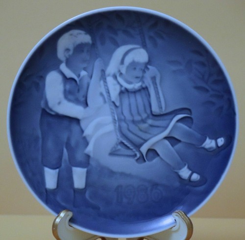 Bing & Grondahl 1986 5-1/8" Children's Day Plate, A Joyful Flight. Boy & Girl - Imagen 2 de 4