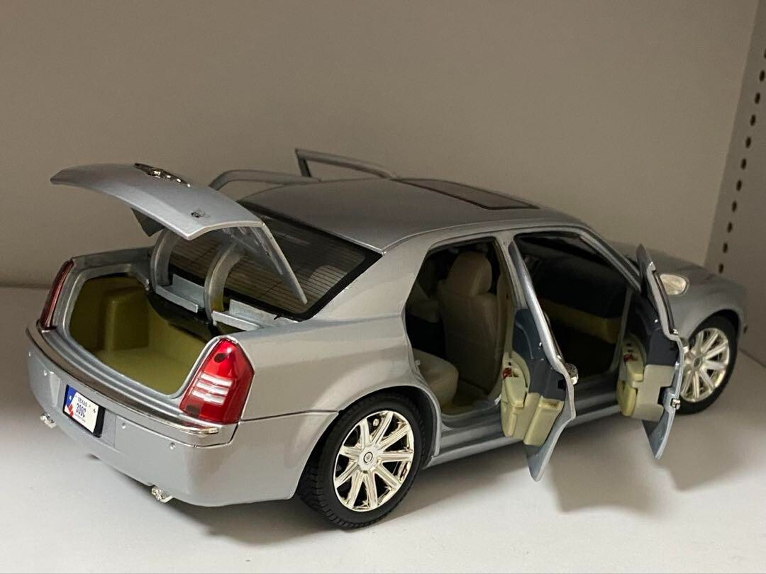 レア！1/18 アメ車　ミニカー　クライスラー　300C ヘミhemi Chrysler 300C Hemi 1/18 Scale Model Car (2005) - Doors Open