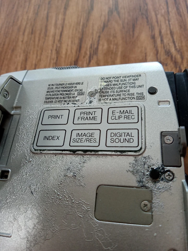 JVC Cybercam GR-DVM90 Mini DV Camcorder For Parts - Image 4 of 4