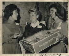 1972 Press Photo Mrs. Harold Salmon with Bid-by-Phone auctioneers with press