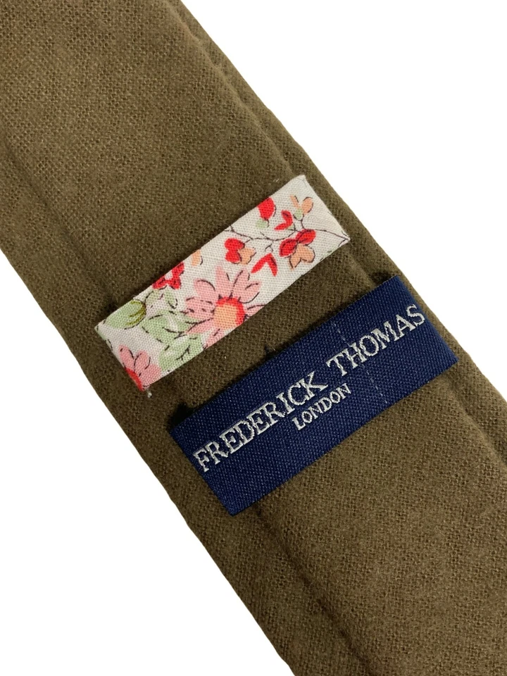Corbata de lana de diseñador Frederick Thomas para hombre - caqui verde oliva militar - lisa ajustada Foto 3 de 4