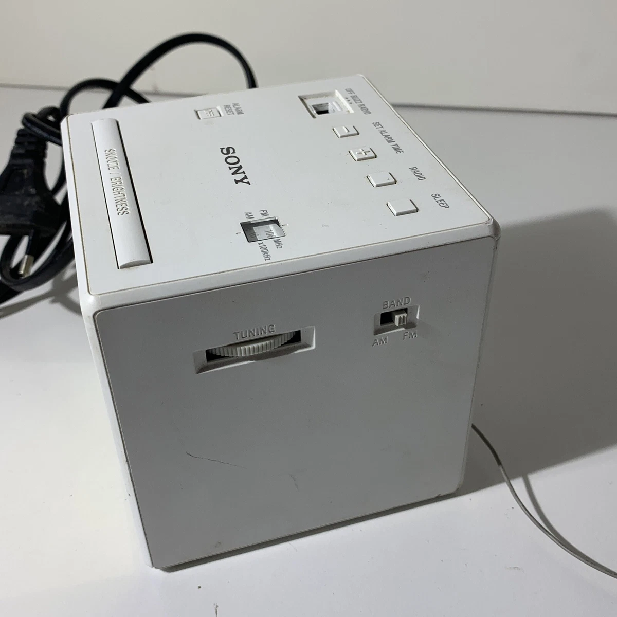 Radio despertador SONY ICF-C1 cubo blanco radio AM/FM en funcionamiento
