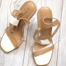  15-3940  Dream Pairs Gold Heels Sz 5