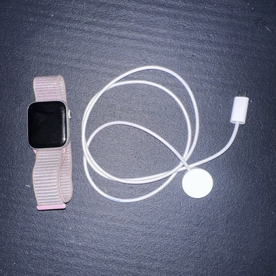 Apple Watch Series 6 44 mm Silber mit rosa Nylonarmband inkl. Ladekabel