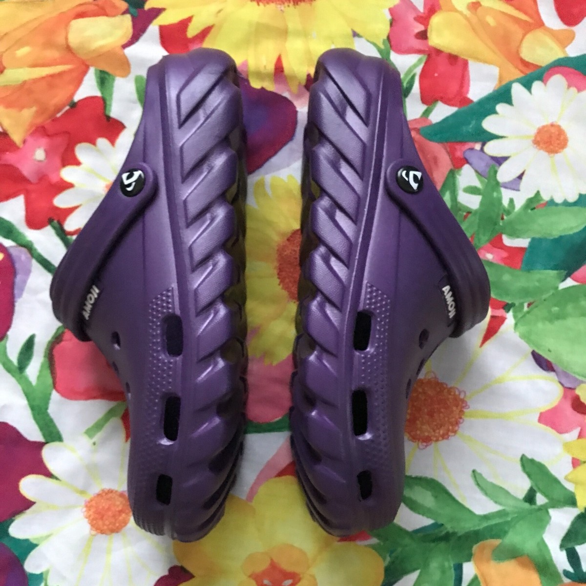 amoji clogs vs crocs