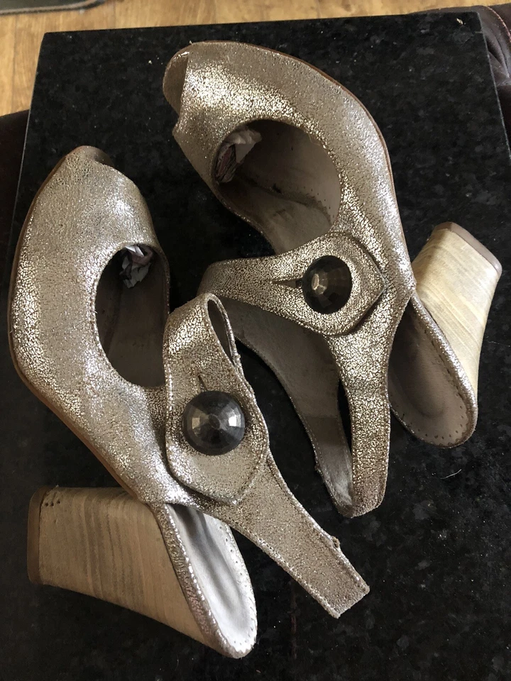 SIZE 6 EU 39 METALLIC SILVER LEATHER STRAPPY SHOES PEEP TOE WOOD VENEER 4" HEELS - Image 3 of 4
