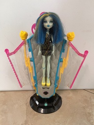 Monster High Electrified High Voltage Frankie Stein Doll &Light Up Chamber