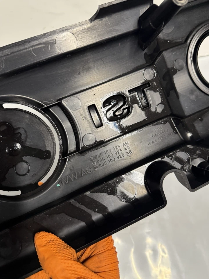 Cubierta del motor Volkswagen Tiguan MK1 2012 03C103925AM (U) Foto 4 de 4