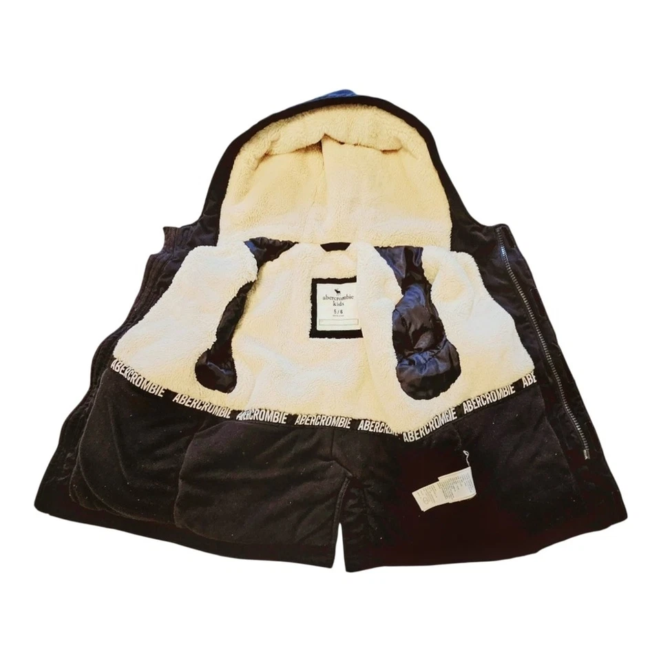ABRIGO ABERCROMBIE NIÑOS. CON FORRO DE PIEL SINTÉTICA. LIGERAMENTE USADO. Talla 5/6. Foto 3 de 4
