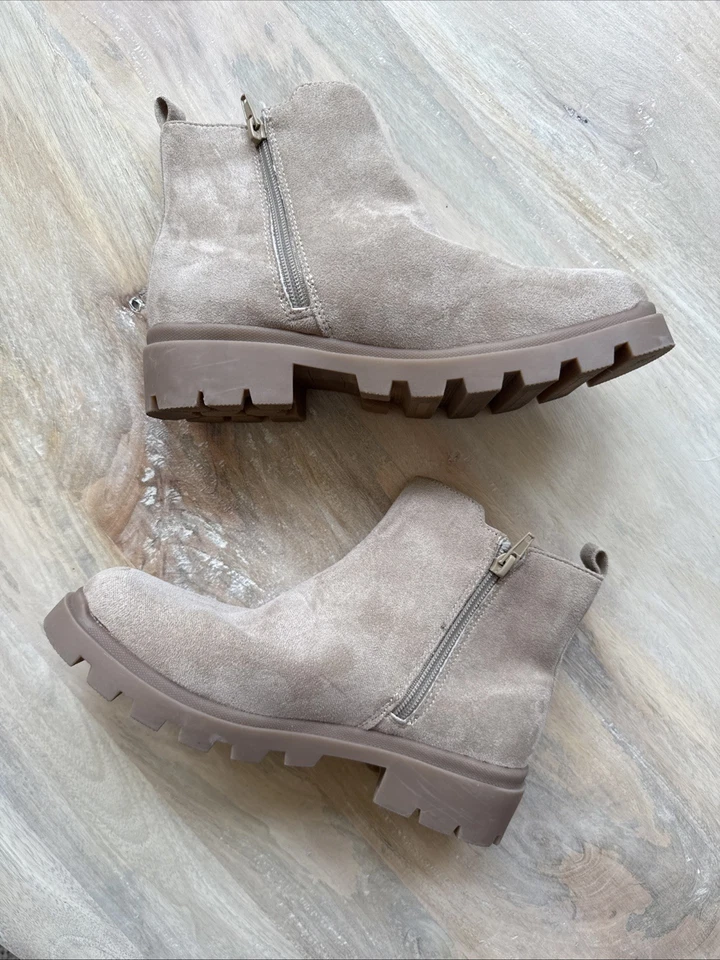 Youth Girl shoes Boot size 5 Madden Girl Beige Suede Chunky Sole Lug Fall - Image 3 of 4