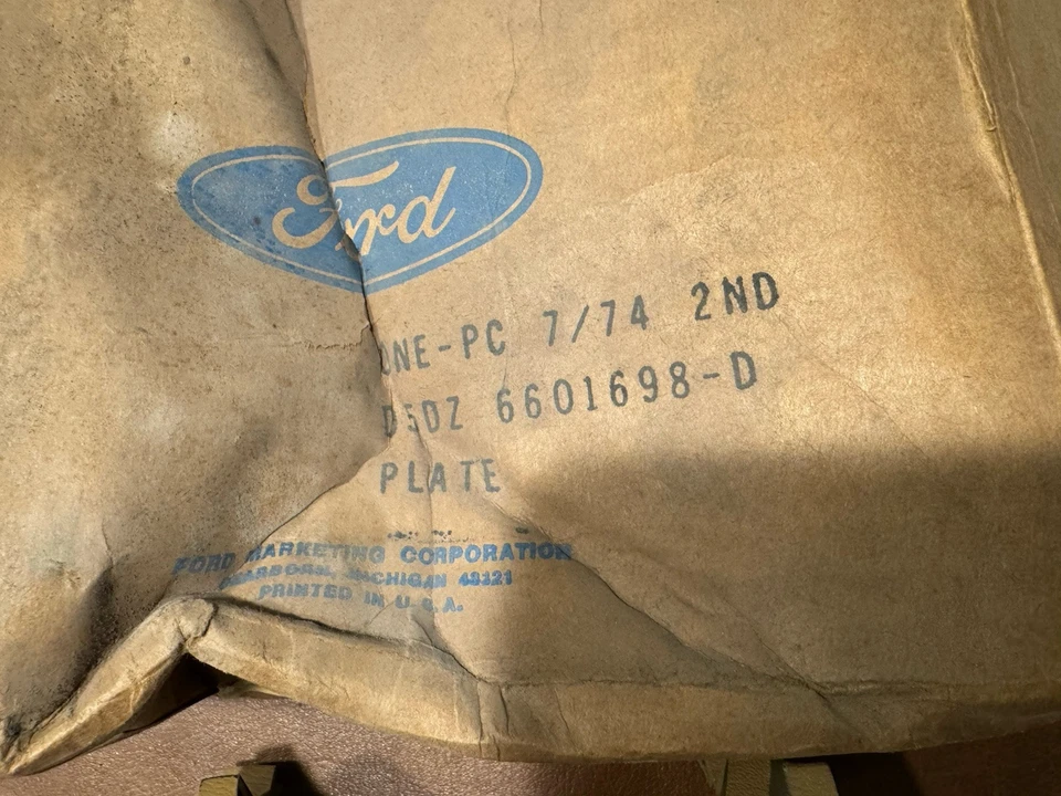 NOS FORD D5DZ-6601698-D 1975-1979 GRANADA TAN STEERING COLUMN LOWER COVER - Image 2 of 4