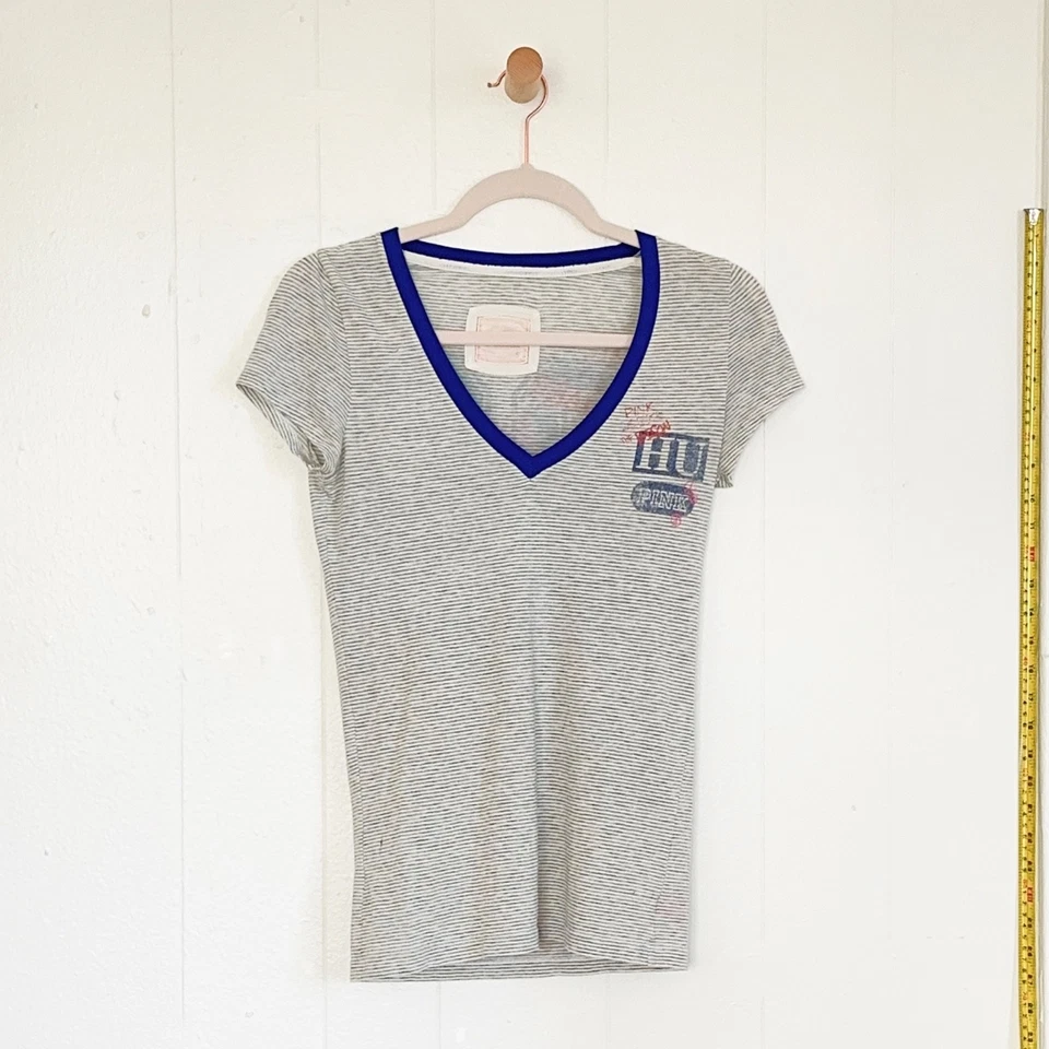 Camiseta a Rayas Gris Victoria's Secret ROSA True Vintage Años 2000 con Acentos Azules Foto 2 de 4