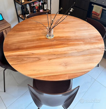 Tavolo rotondo in legno massello di teak. 