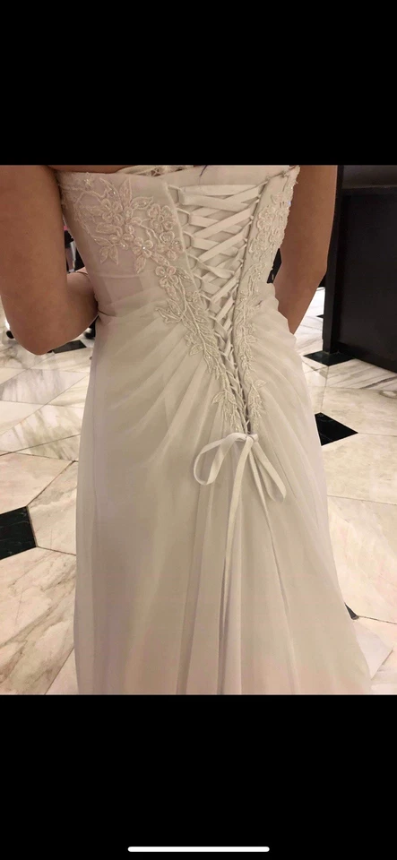 Hermoso vestido de novia talla 4, se puede ajustar más grande/pequeño Foto 2 de 4