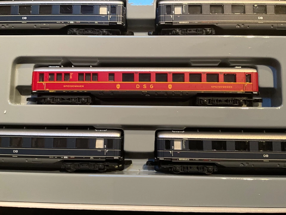 Marklin spur z scale/gauge Express Train Skirted Car Set. - Image 3 of 4