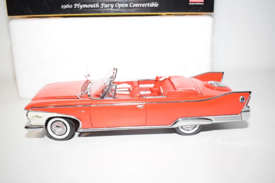 B85 1:18 SUN STAR 5402 1960 PLYMOUTH FURY CONVERTIBLE ABIERTO ROJO VALIENTE NUEVO EN CAJA Foto 2 de 4