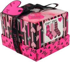 NIB BETSEY JOHNSON WOMEN s COZY SOCK HEARTS STRIPES 3 Pairs 9-11 Gift Box