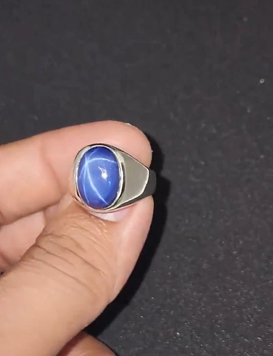 Hermoso anillo vintage de plata maciza con zafiro estrella azul lindy para hombre Foto 3 de 4