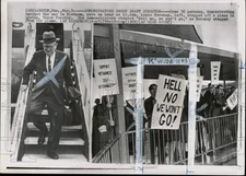 1968 Press Photo Lewis Hersey greeted by Vietnam anti-war protesters in Austin