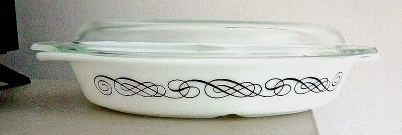 Vintage Pyrex Banking Dish Divided with Cover Design is "Filigree" 1 1/2 Quart