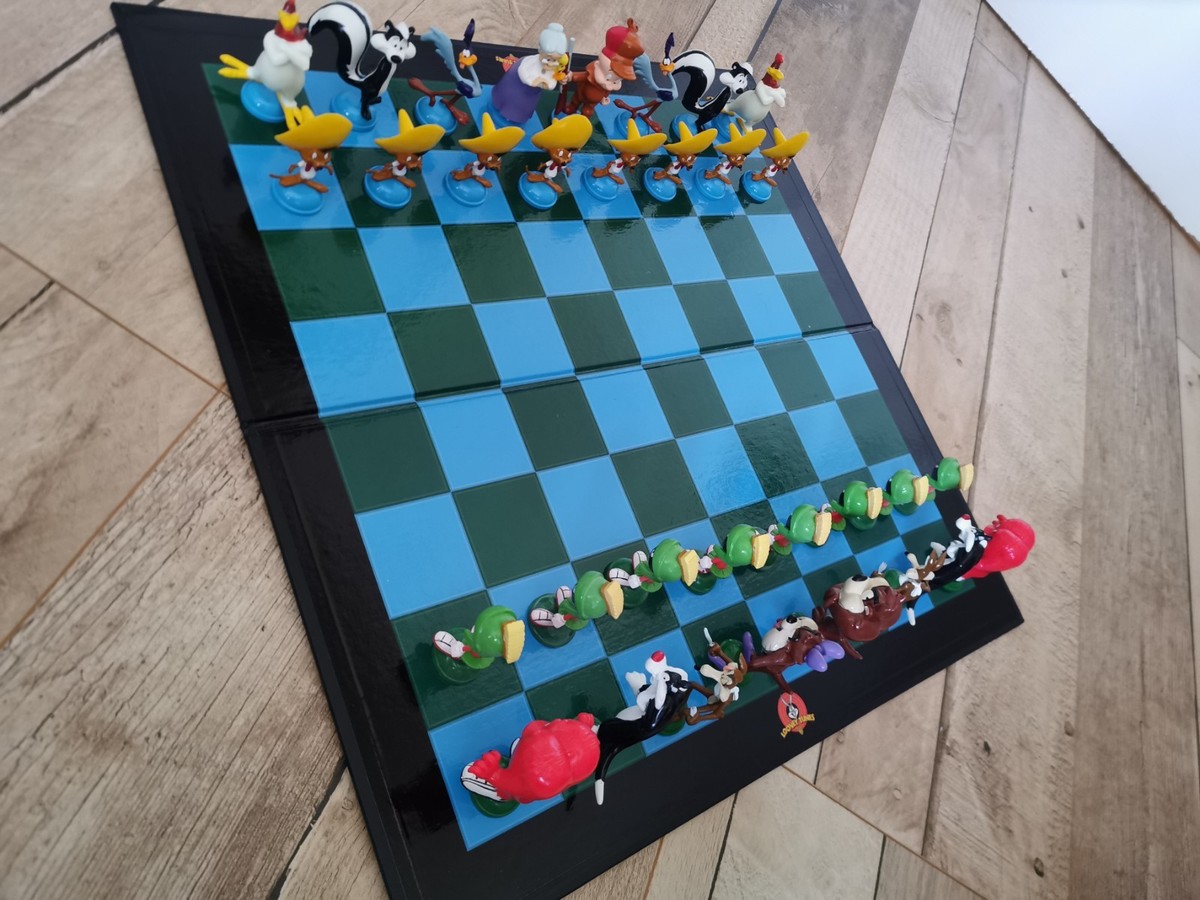 Warner Brothers Looney Tunes Chess Set 1999 Character