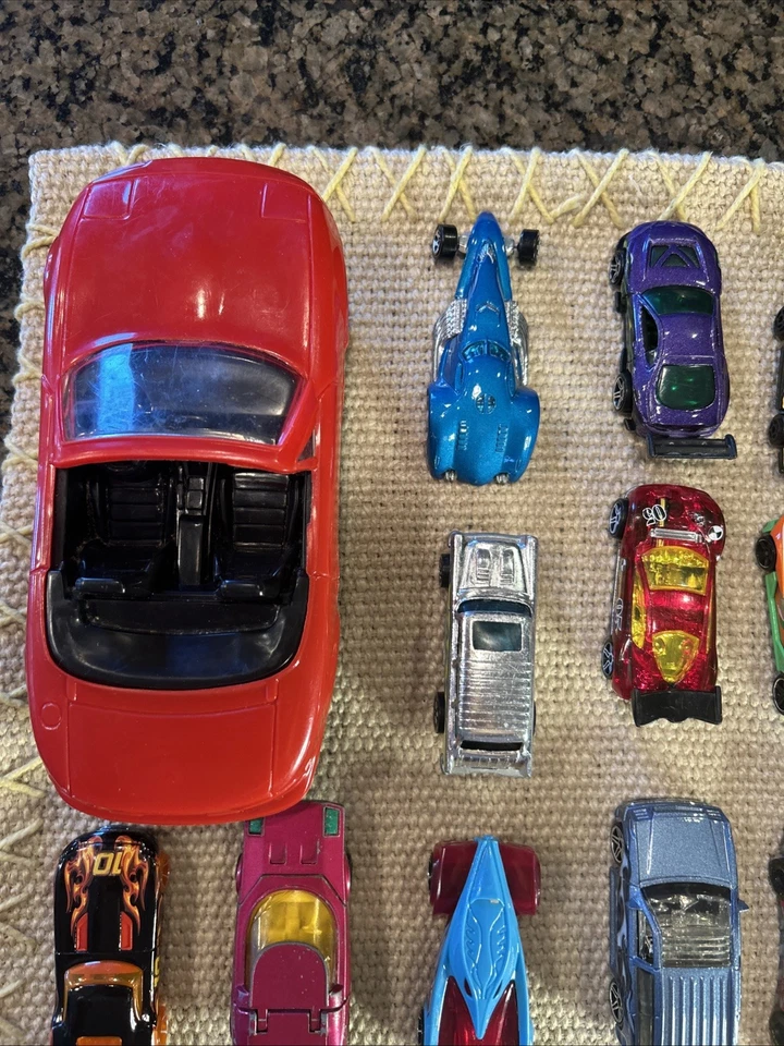 17 coches de colección, 1 coche de plástico más grande y avión de metal y plástico 69-principios de 2000 Foto 2 de 4