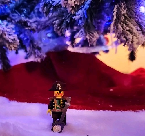 Lego Minifigure Classic Peg Leg Pirate With Shovel And Gold Treasure Yo Ho