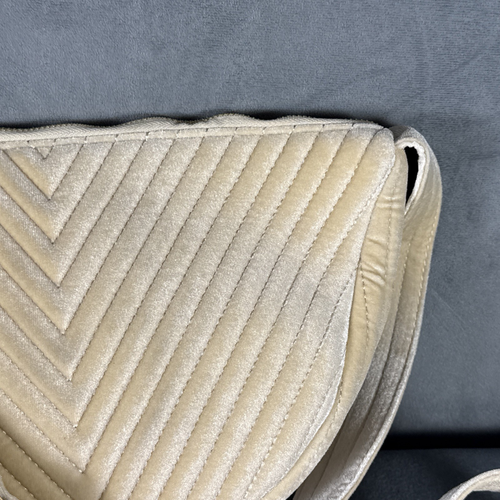 Bolso Bandolera Anthropologie Beige Hueso Acolchado Terciopelo Nuevo Con Etiquetas - Imagen 4 de 14