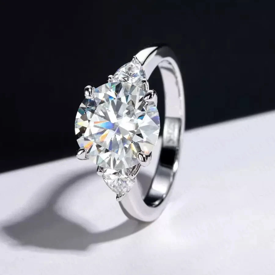 3.80 TCW Round & Trillion Moissanite Three-Stone Engagement Ring Platinum Plated — 第 2/4 张图片