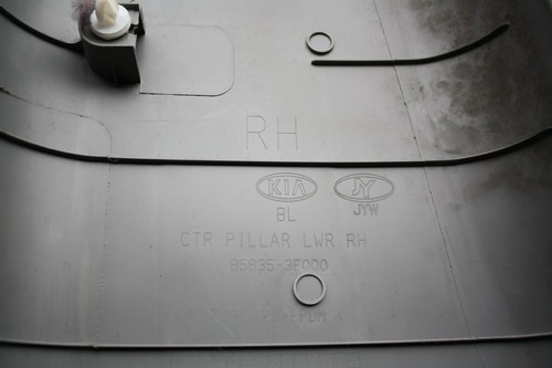 ABDECKUNG VERKLEIDUNG B-SÄULE VORNE RECHTS UNTEN 85835-3E000 KIA Sorento I JC - Picture 3 of 3