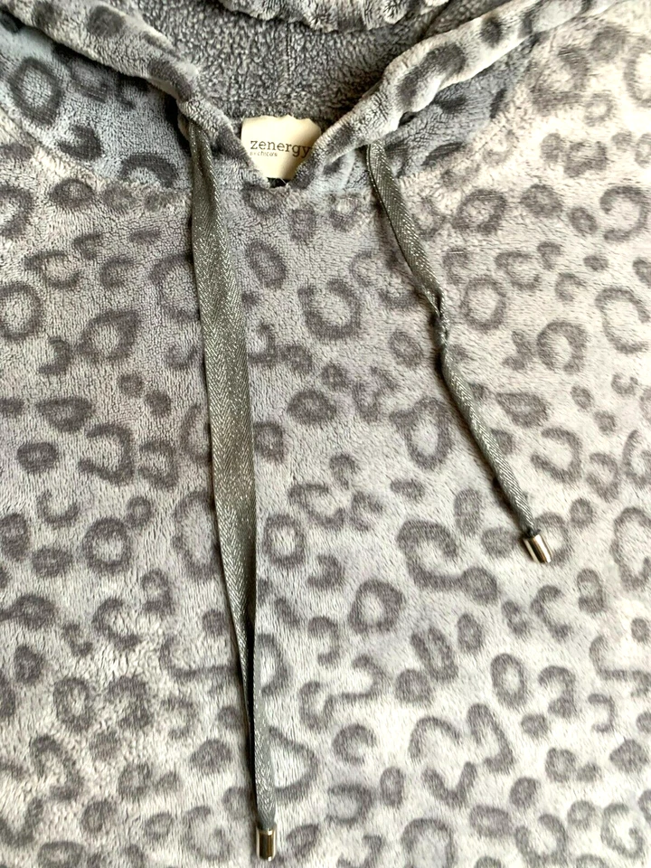 Sudadera Zenergy By Chicos Mujer 3 Gris Leopardo Gran Tamaño Sherpa Polar Sudadera con Capucha Foto 2 de 4