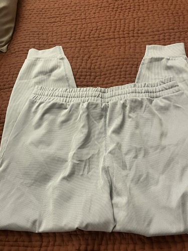 VUORI Women’s Jogger ~ Gray & White Pinstripe ~ SIZE MEDIUM ~ HTF & DISCONTINUED - Picture 7 of 8