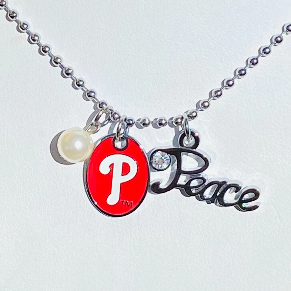 Collar con dije de paz y perlas de los Filis de Filadelfia de Touch por Alyssa Milano Foto 2 de 4