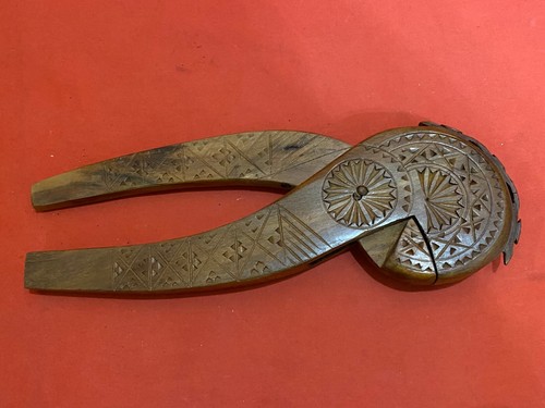 HUGE WODDEN VINTAGE NUT CRACKER HANDMADE CARVED ENGRAVED TOOL NUT WALNUT - Picture 3 of 10