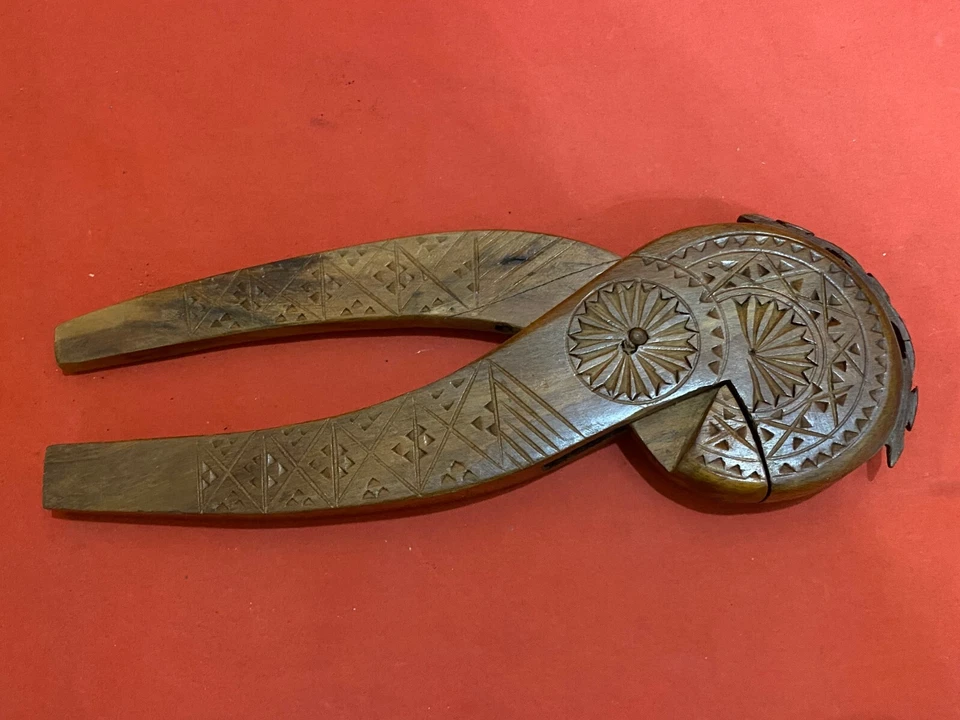 HUGE WODDEN VINTAGE NUT CRACKER HANDMADE CARVED ENGRAVED TOOL NUT WALNUT - Image 3 of 4