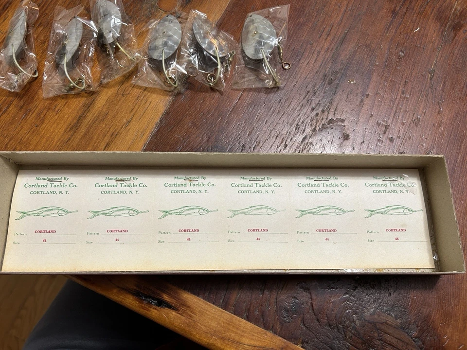 Expositor de tienda de cucharas Cortland Tackle Co Foto 4 de 4
