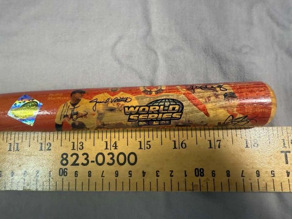 De colección 2004 Boston Red Sox Sox Souvenir Bat Signatures MLB Serie Mundial Campeones Foto 3 de 4