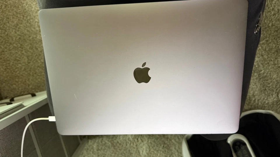 Apple MacBook Pro 15" MLH32LL/A i7 2016 2,9 GHz/16 GB/256 GB SSD/Radeon Pro 450 2 GB Foto 3 de 4