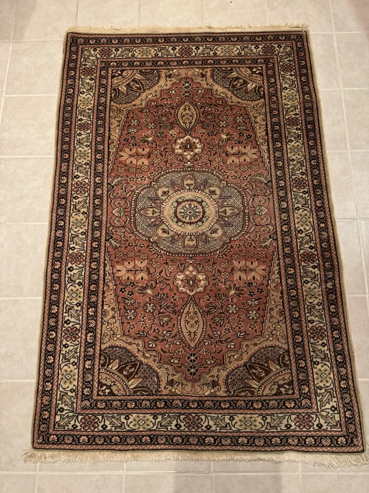 Alfombra oriental tejida a mano 100 % lana • 3′10′′ × 5′10′′ • Diseño tradicional • De colección Foto 2 de 4