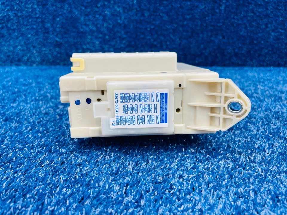 Caja relé de fusibles derecha Lexus IS250 2006-2013 OEM 82730-53B71 Foto 3 de 4