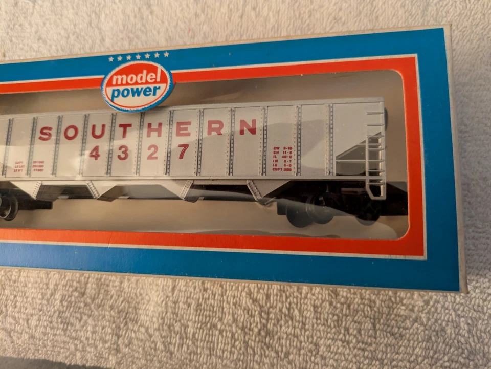 Model Power HO Southern Railway 4 Bay Open Hopper New in Box - Image 3 of 4